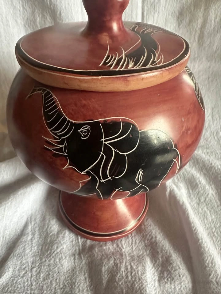 Hand sculpted soapstone trinket container - photo 5