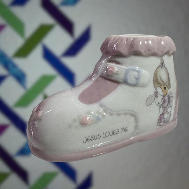 Precious Moments Ceramic Shoe Coin Bank – “Jesus Loves Me” - photo 2