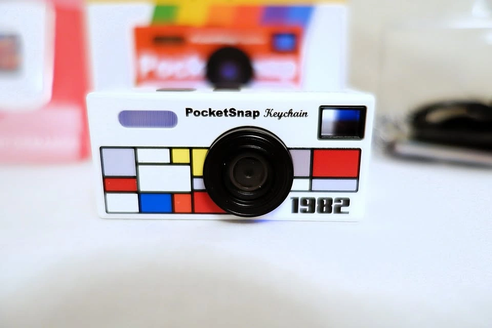 PocketSnap Tiny 12MP Keychain Digital Camera + 1GB Card - photo 2