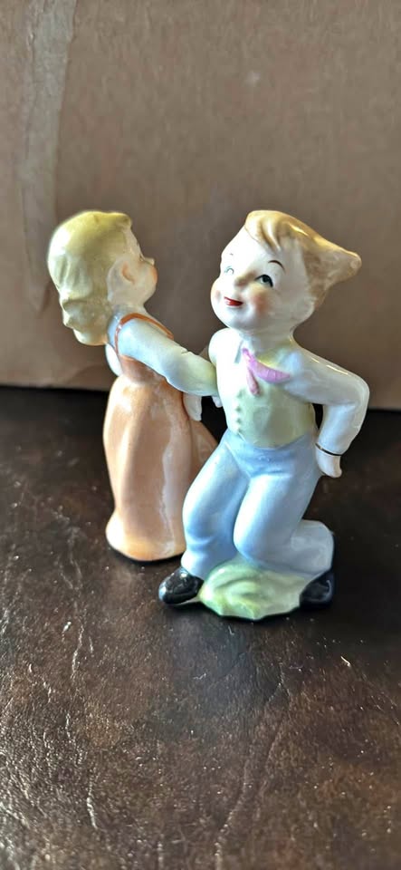 Vintage 5 and dime inc salt & pepper set square dancers