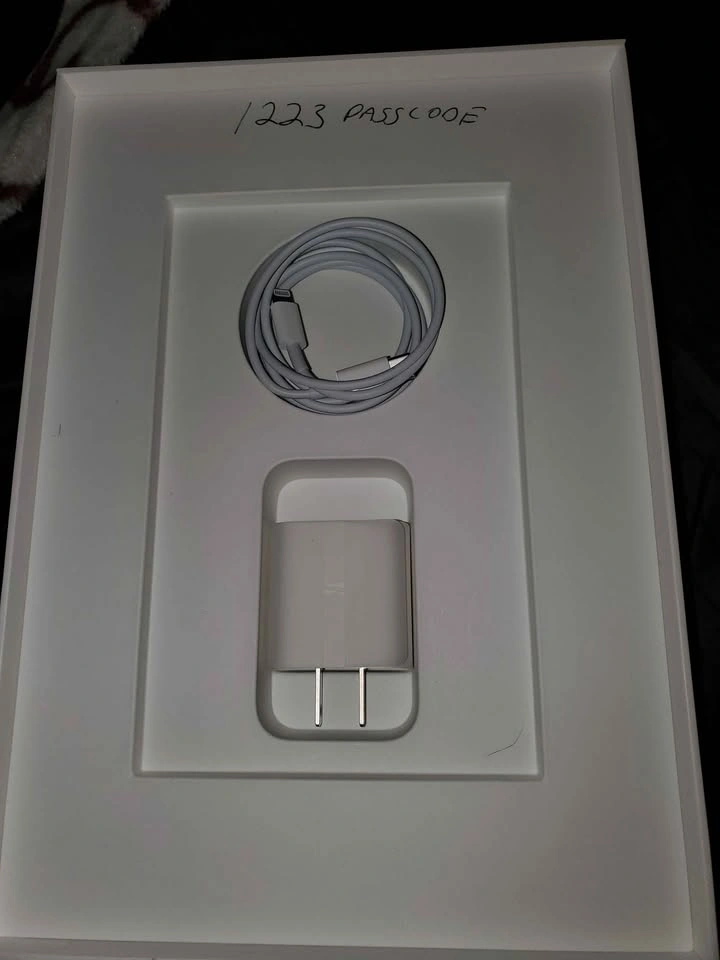 Apple iPad 9th Gen 64GB with box + charger - photo 3