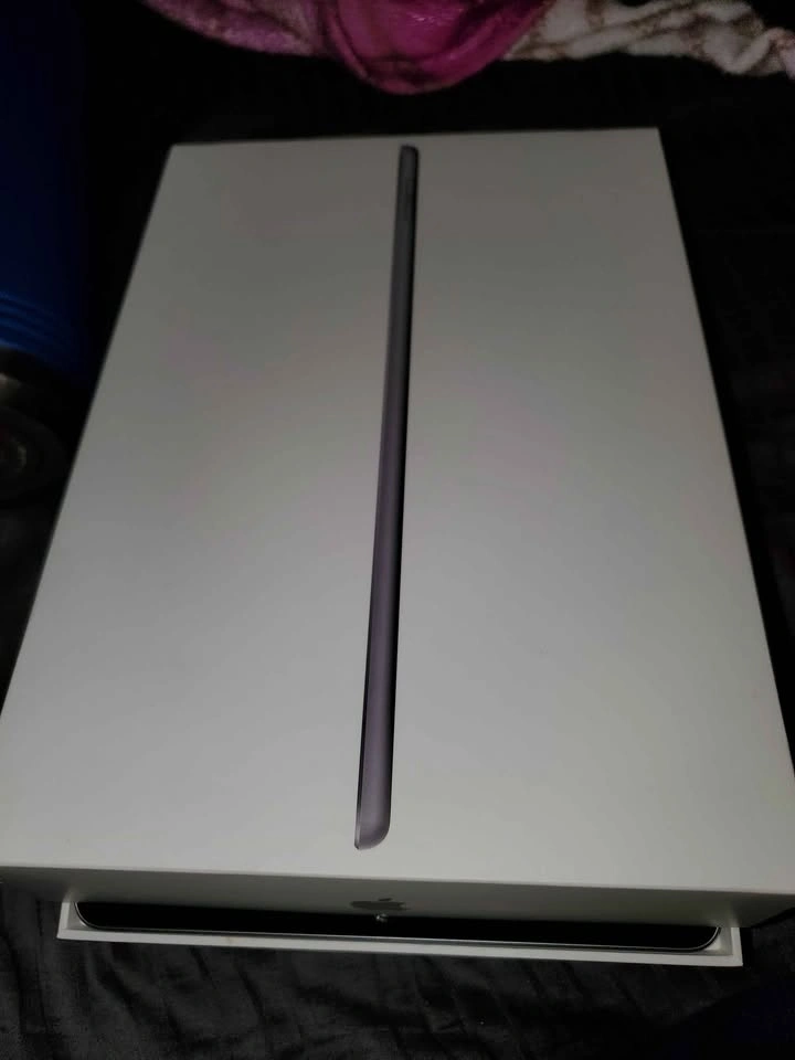 Apple iPad 9th Gen 64GB with box + charger - photo 5