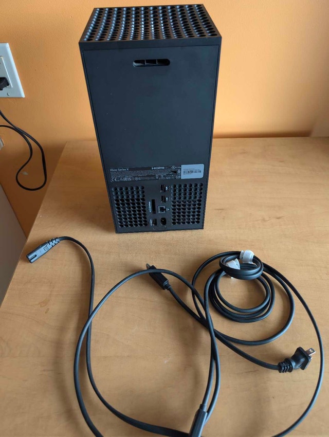 Xbox Series X + 2 Controllers & Charge Dock - photo 2