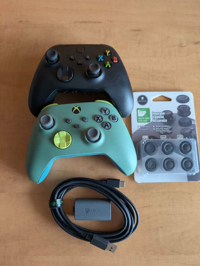 Xbox Series X + 2 Controllers & Charge Dock - photo 3