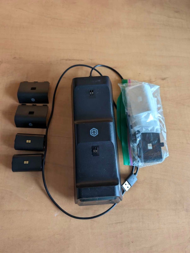 Xbox Series X + 2 Controllers & Charge Dock - photo 4