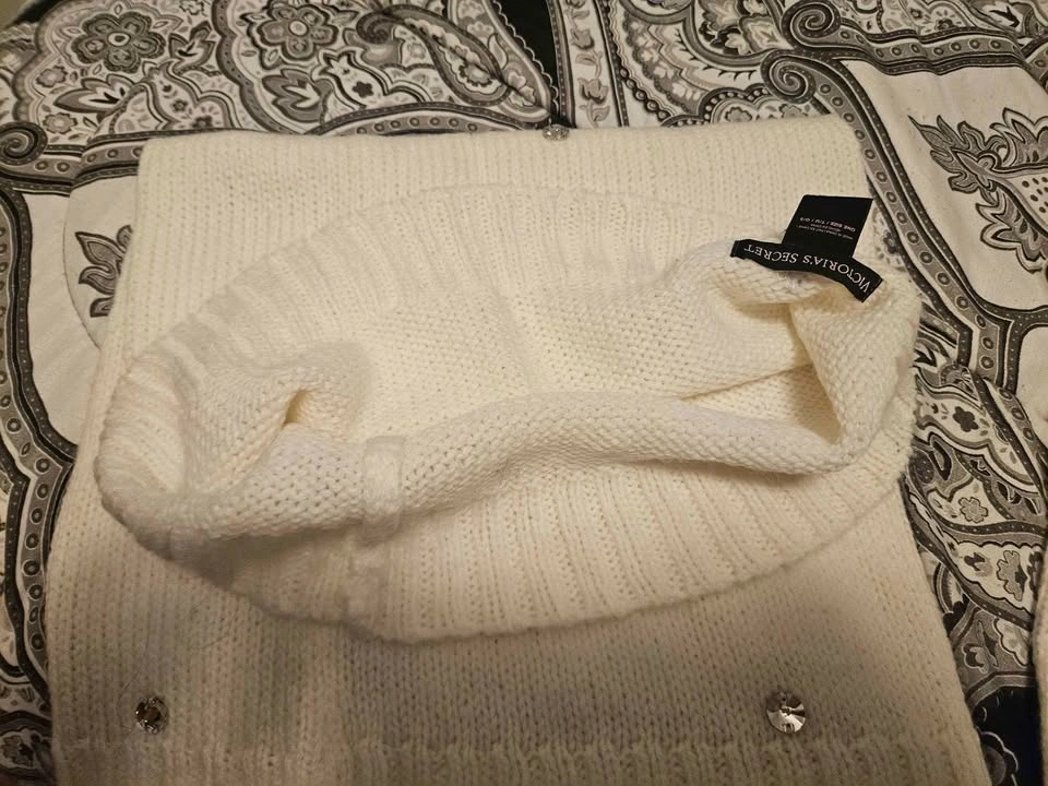 Victoria's Secret Cream Winter Beanie and Scarf Set - photo 4