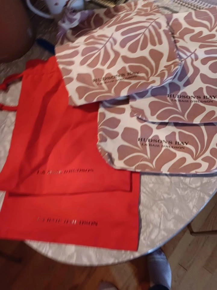 Gucci Beauty Pink Satin Drawstring Bag & Assorted Bags - photo 4