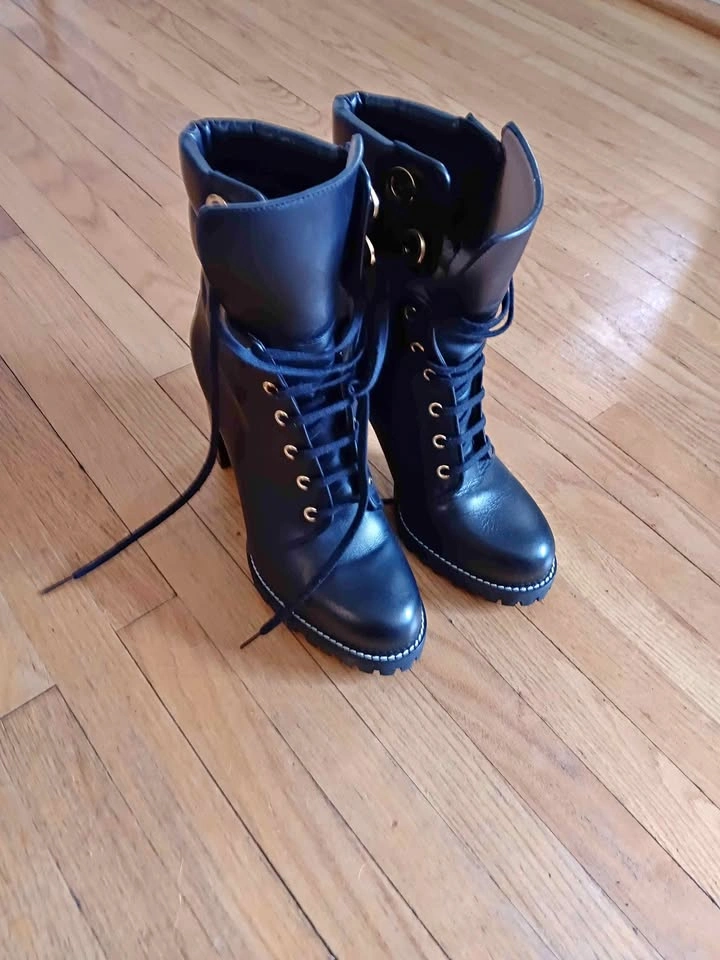 Stuart Weitzman Black Ladies Boots 8M Chunky Heel Lug Sole