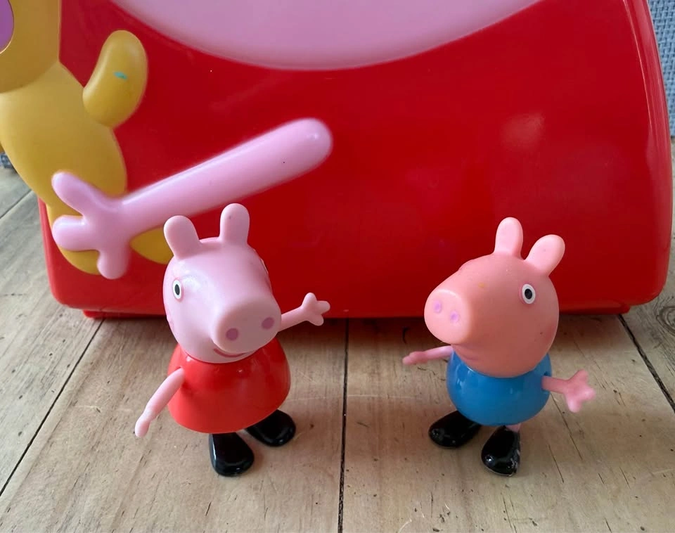 Peppa Pig Carry Along Friends Toy Case + 2 Figures - photo 2