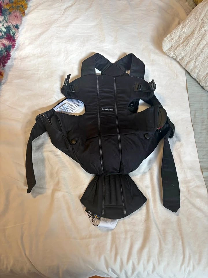 BabyBjorn Adjustable Infant Baby Carrier (face in or out) - like