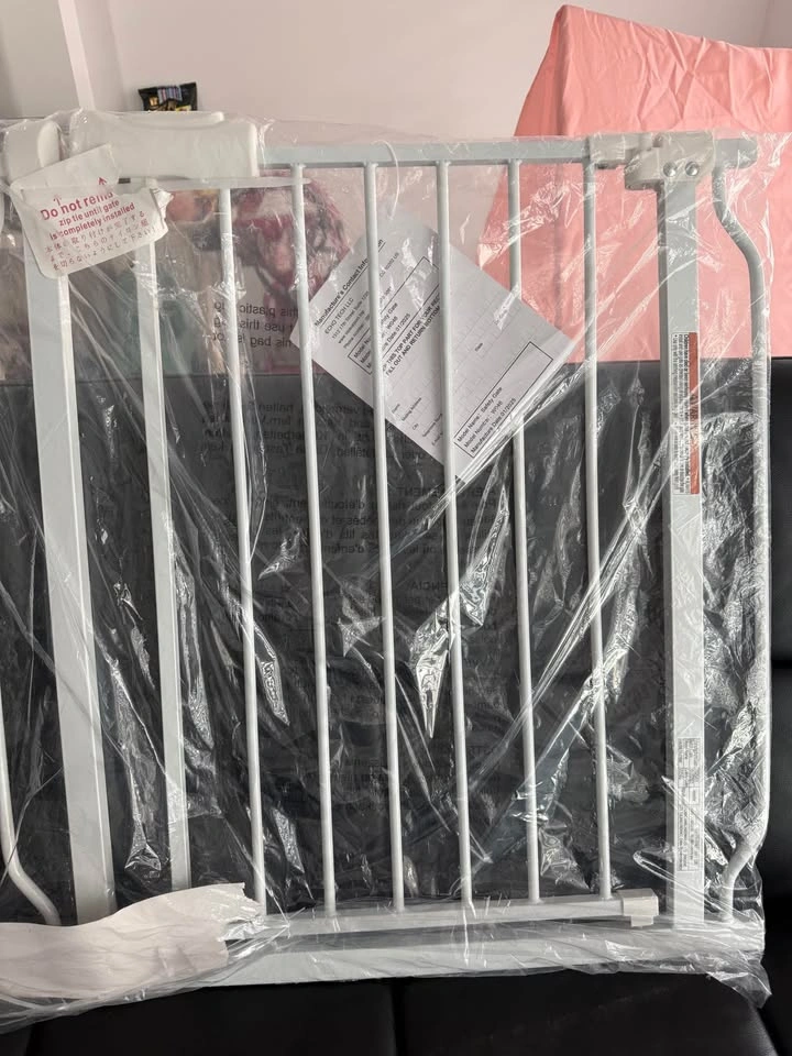 White Baby/Pet Safety Gate (Adjusting knobs/screws not included) - photo 4