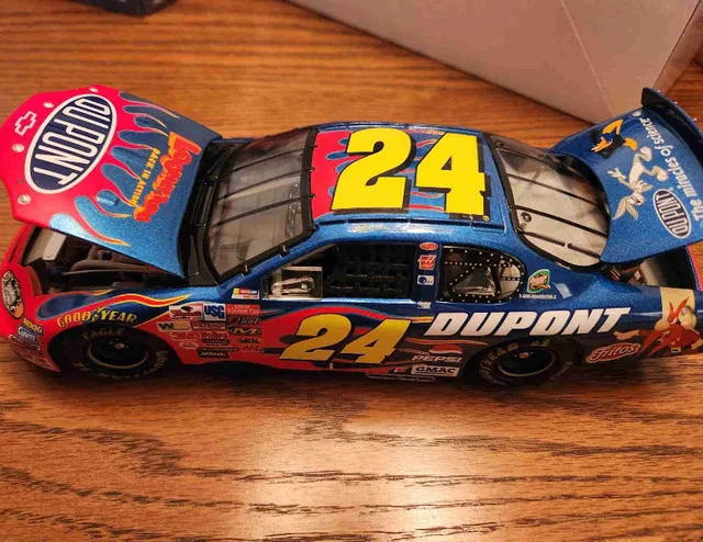 Jeff Gordon Looney Tunes 1/24 Diecast thumbnail