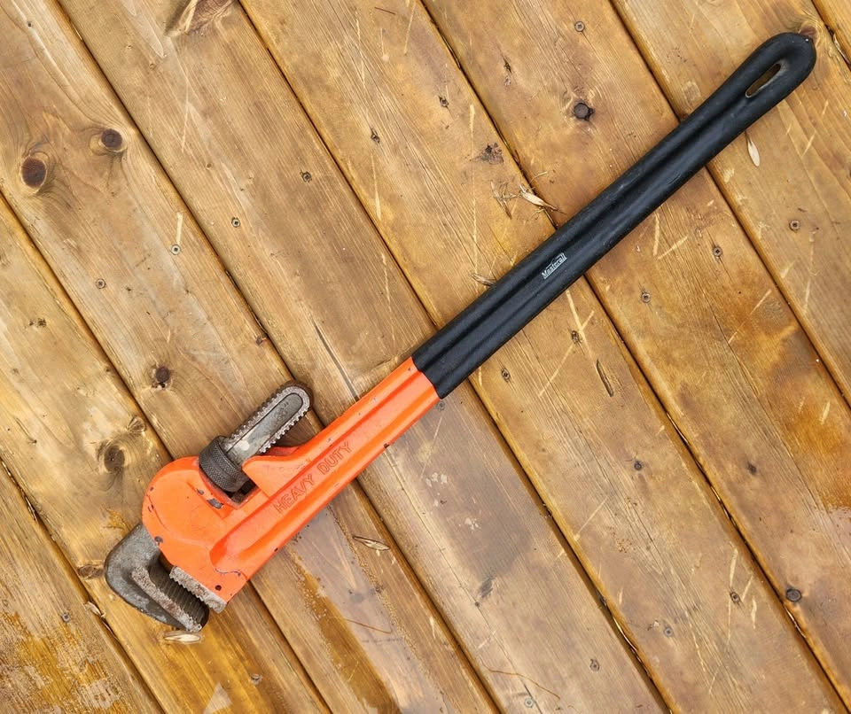 Heavy-duty straight pipe wrench (36 inch)