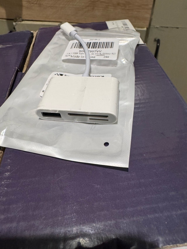 3-in-1 USB-C Hub & Card Reader - photo 3
