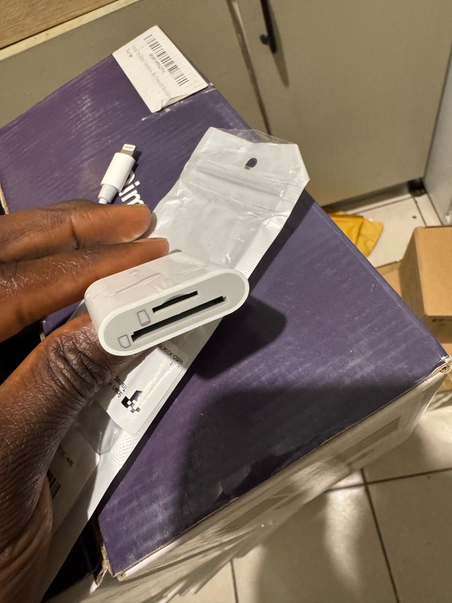 Apple 2-in-1 Lightning Memory Card Reader - photo 2