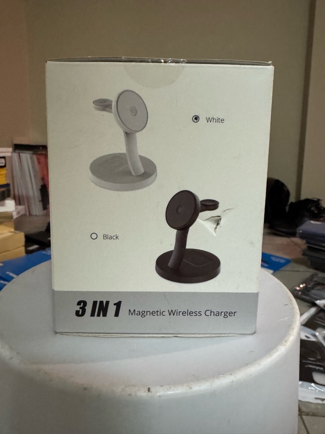 3-in-1 Magnetic Wireless Charging Station - photo 2