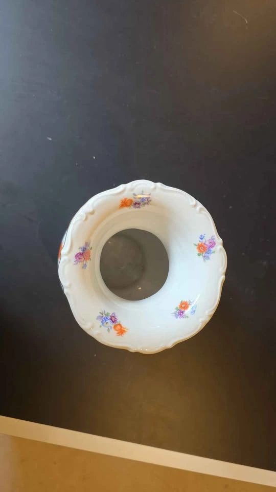 🌸 Vintage Floral Porcelain Vase – Elegant & Timeless – $20 🌸 - photo 3