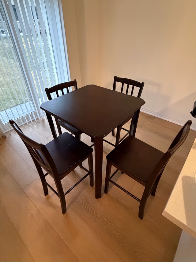 Bar Table and High Chairs - photo 2