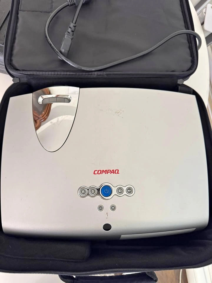 Compaq iPAQ MP1200 VGA LCD Projector