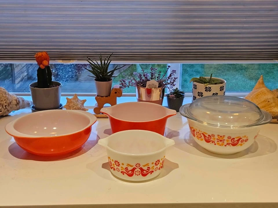 Vintage 1970s Pyrex Bowls & Casserole Set - photo 2