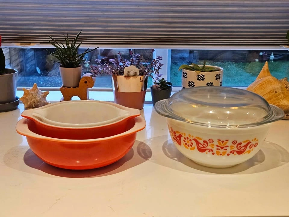 Vintage 1970s Pyrex Bowls & Casserole Set - photo 3