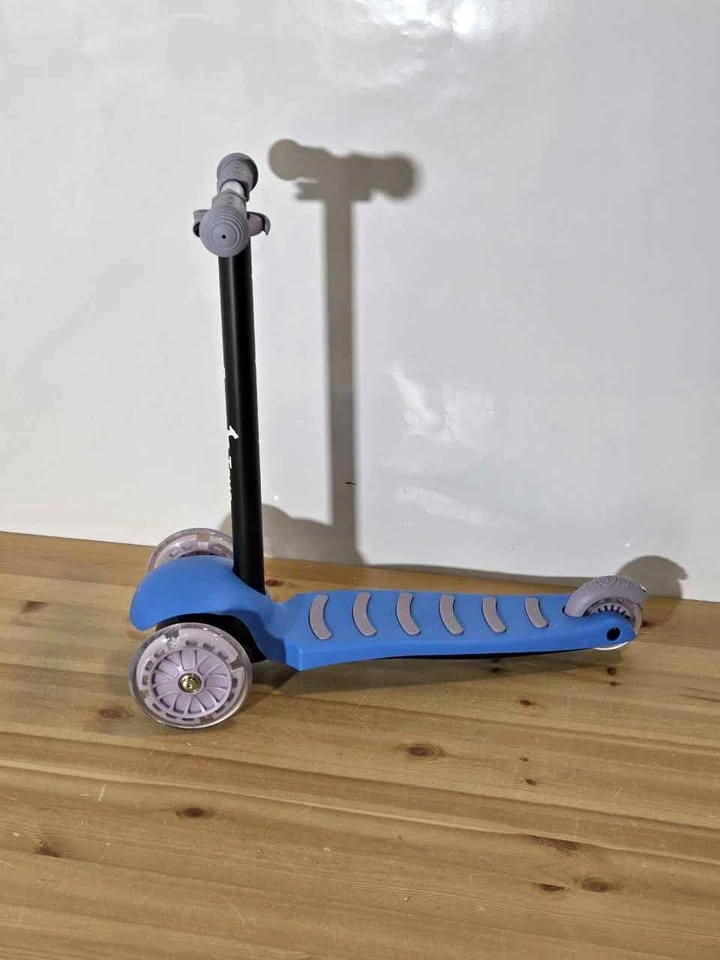 Junior 3-Wheel Kids Scooter LED Flash Wheels Adjustable, New