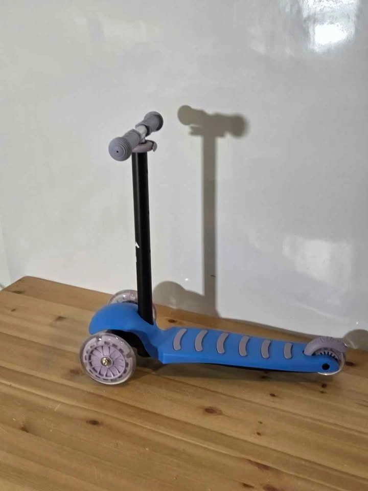 Junior 3-Wheel Kids Scooter LED Flash Wheels Adjustable, New - photo 4