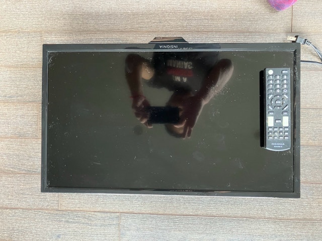 24” Insignia TV with Chromecast and Wall Bracket - photo 2