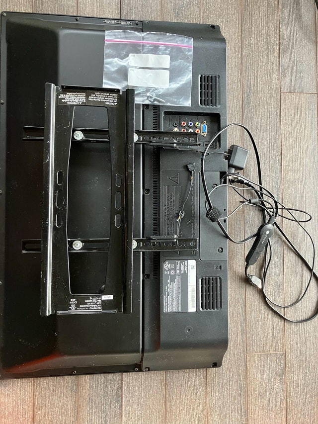 32" TV with Chromecast and Wall Bracket - photo 2
