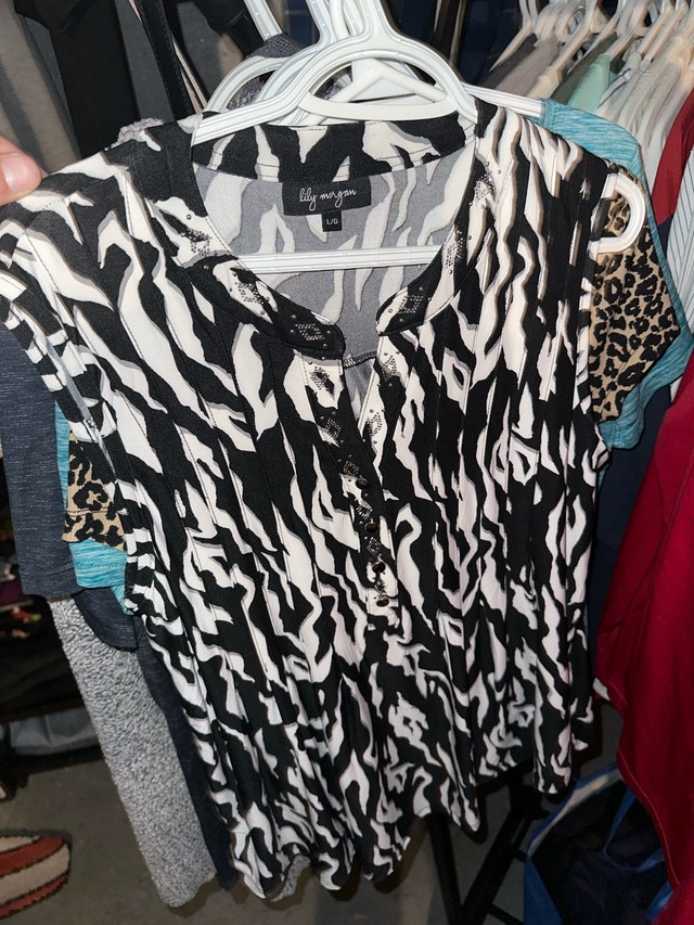 1$ Woman's Clothing& handbags/sidebags & more - photo 3