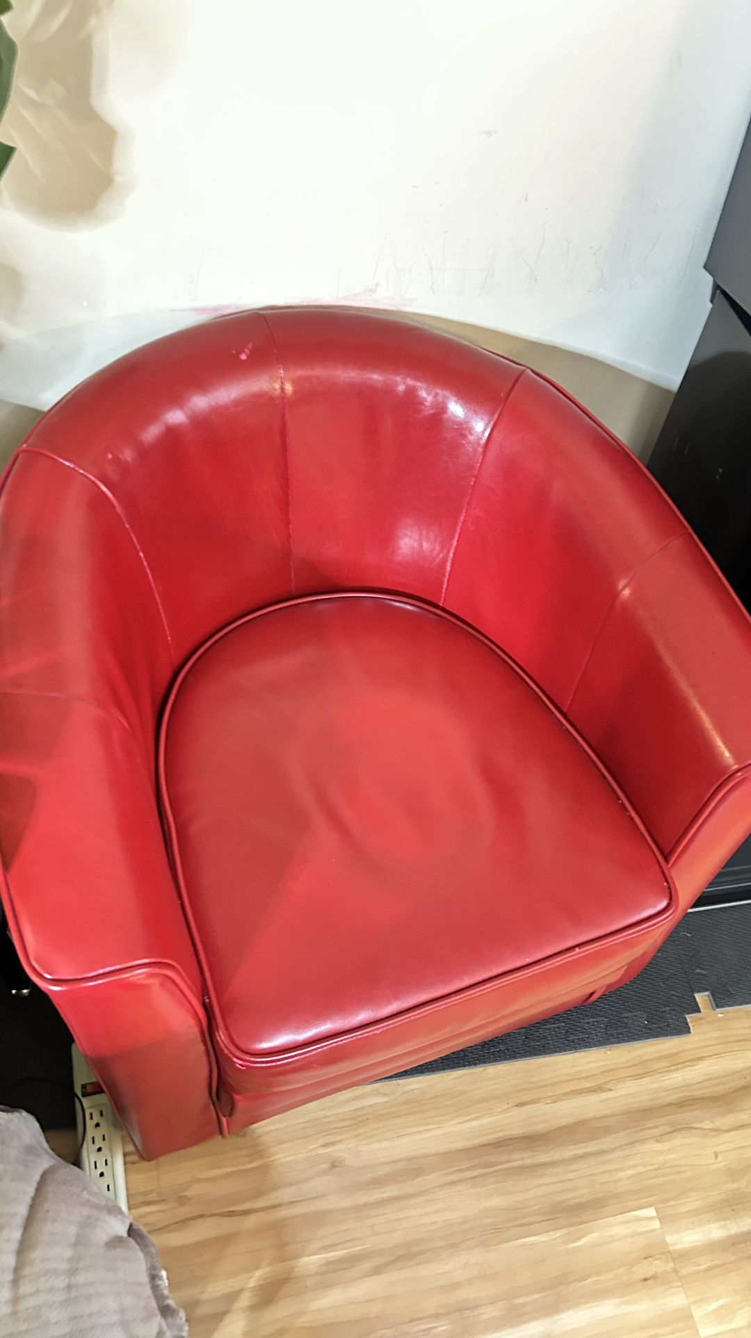 Moving Sale! Red Swivel Chair - photo 2