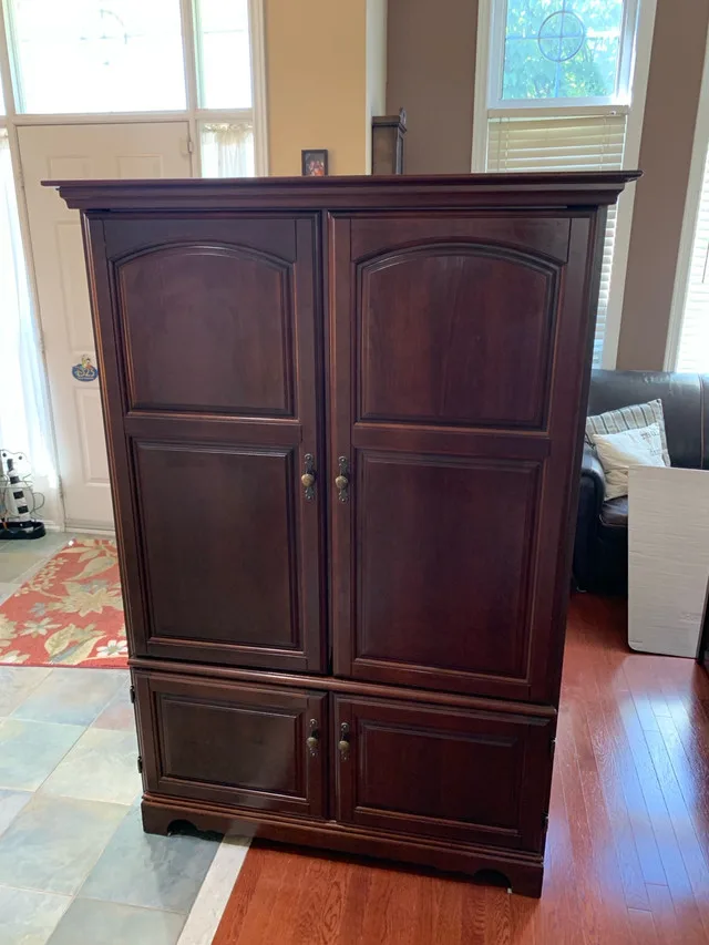 TV Cabinet / Armoire thumbnail