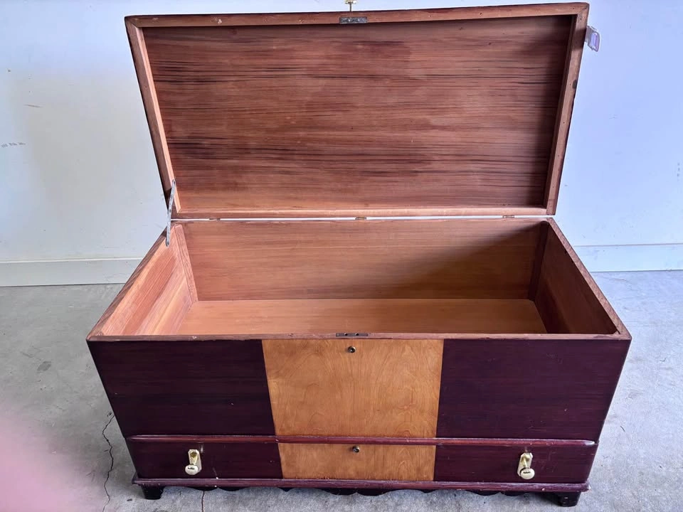 Vintage Cedar Chest w Inlay - photo 3
