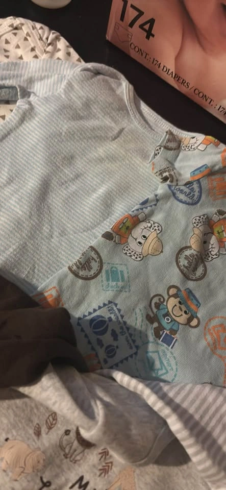 Baby onesie lot - photo 3