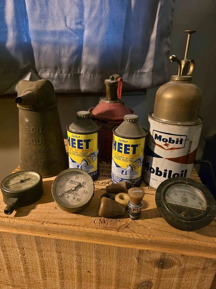 Vintage Oil Cans, Bakelite Knobs, Heet Cans & More - Lot