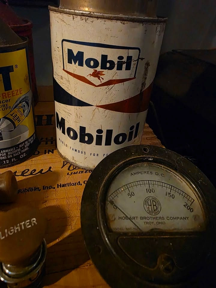 Vintage Oil Cans, Bakelite Knobs, Heet Cans & More - Lot - photo 2