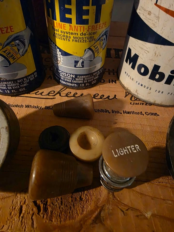 Vintage Oil Cans, Bakelite Knobs, Heet Cans & More - Lot - photo 3