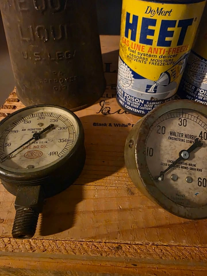 Vintage Oil Cans, Bakelite Knobs, Heet Cans & More - Lot - photo 5