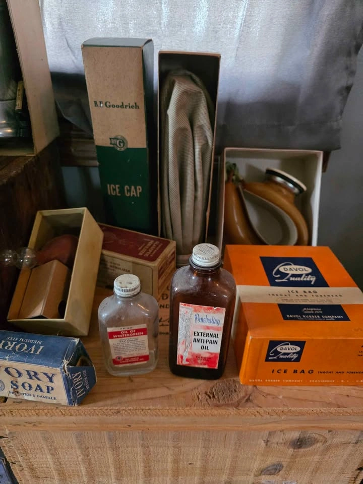 Big lot of Vintage Medicine bottles and Home Medical Accessories - photo 3