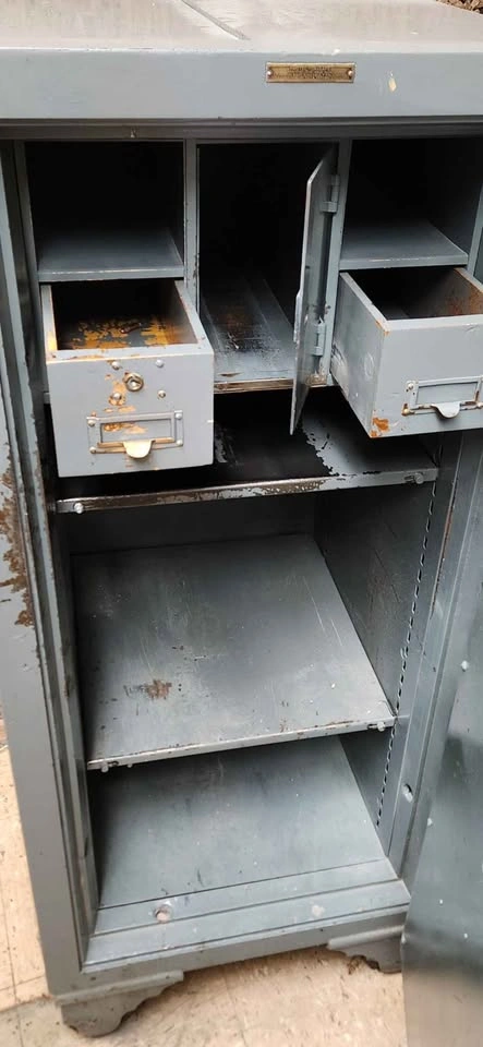 Vintage Dominion Safe (with combination) - photo 4
