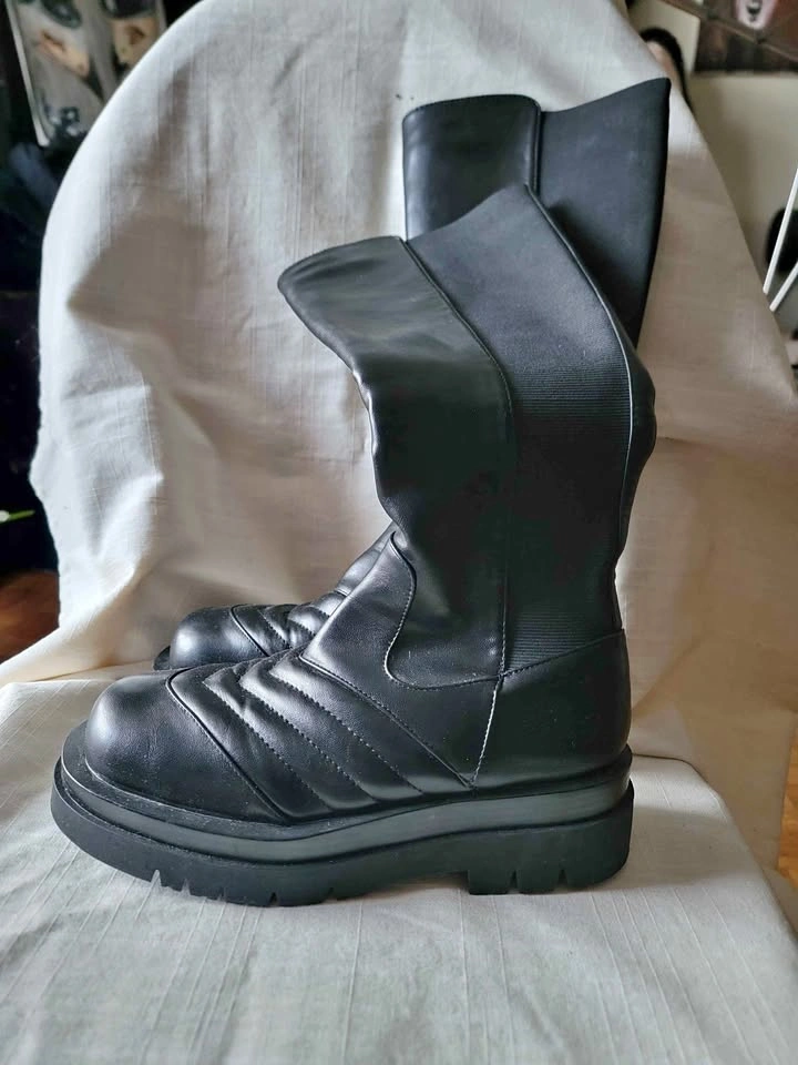 Davina Raid Chunky Boots Size 9