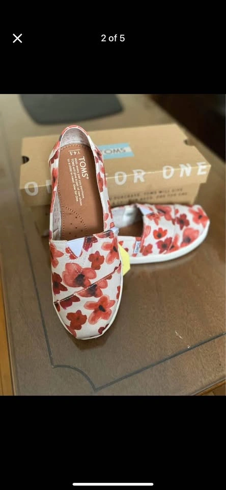 Women’s Tom’s shoes with tags. Size 6. $20 - photo 2