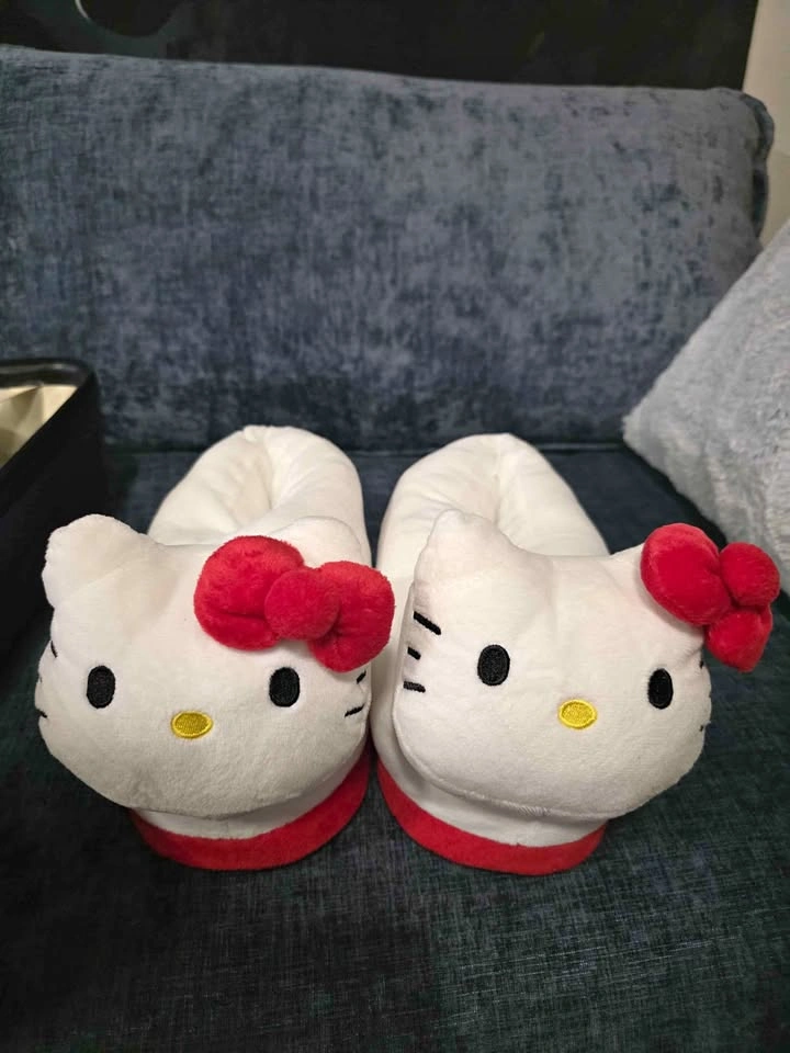 Hello Kitty Slippers - Size 9 (New)