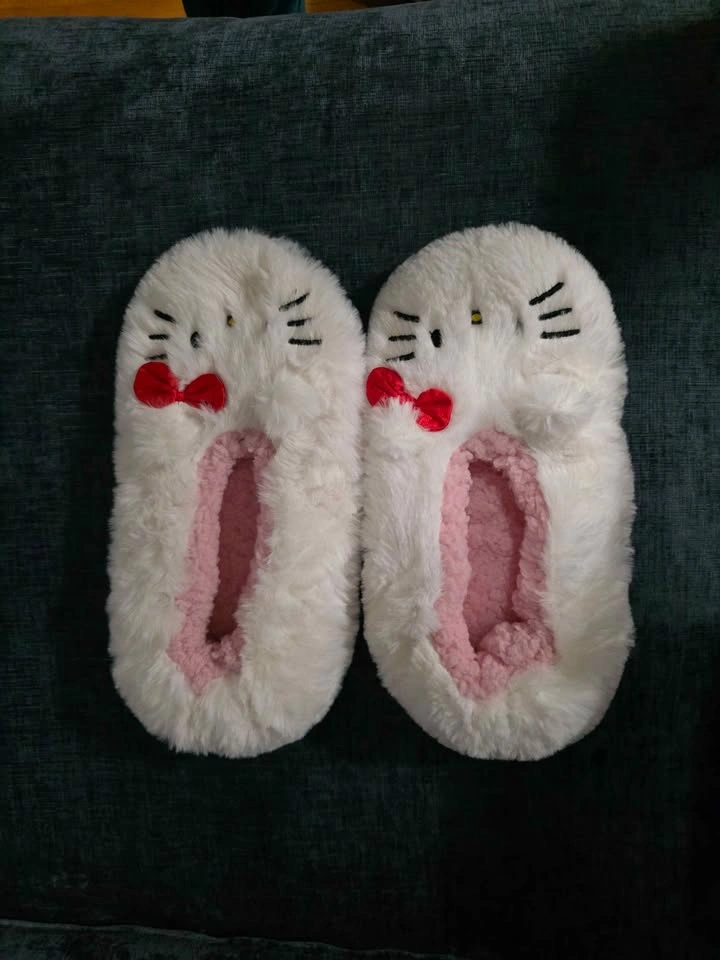 Hello Kitty Slippers - Size 9 (New) - photo 3