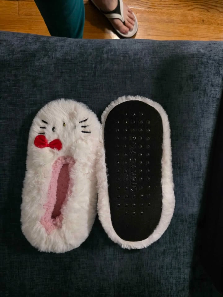 Hello Kitty Slippers - Size 9 (New) - photo 4