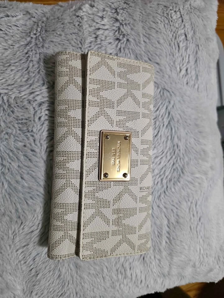 Michael Kors Wallet - Vanilla Logo (Like New)