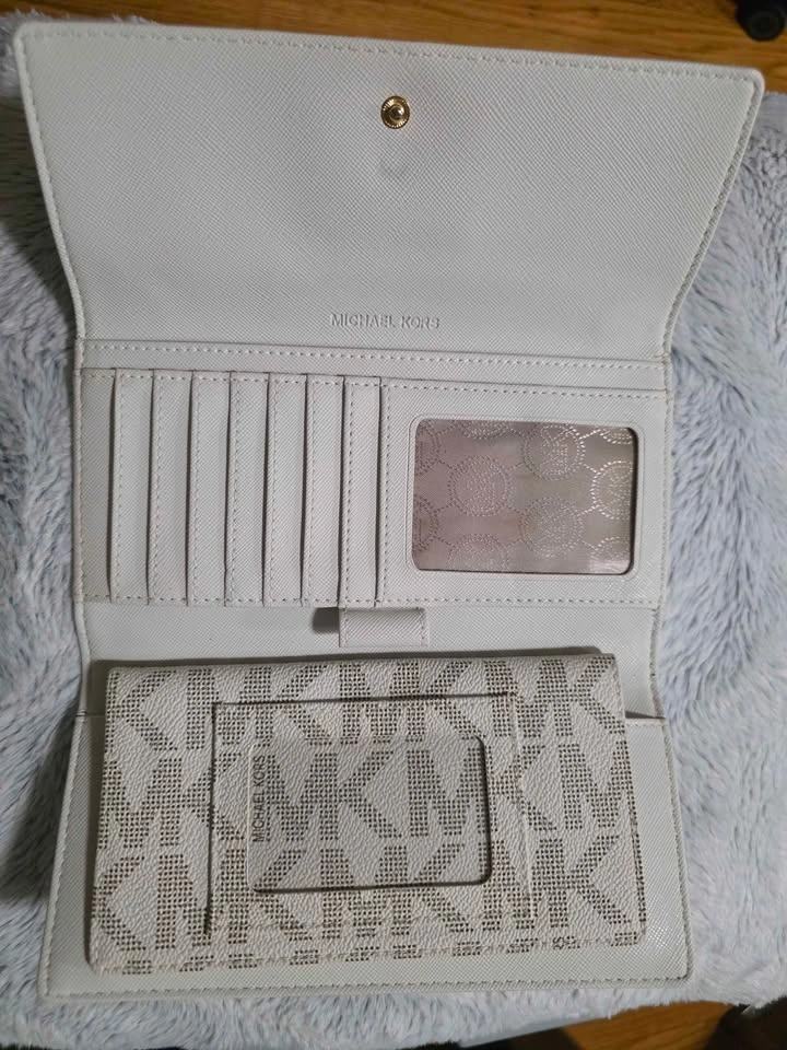 Michael Kors Wallet - Vanilla Logo (Like New) - photo 3