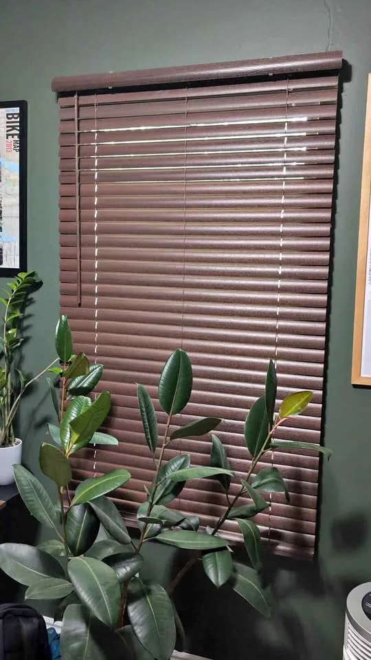 Wood look vinyl venetian blind - 38.5" wide thumbnail