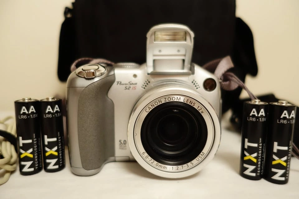 Canon PowerShot S2 IS 12x Optical Zoom 5MP Digital Camera Bundle - photo 2