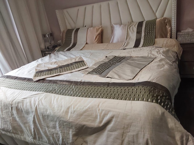 Roche Bobois Bedding Set: Sheets, Throw, Duvet Cover - photo 2